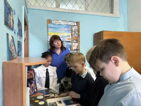Выставка книг ко Дню космонавтики.