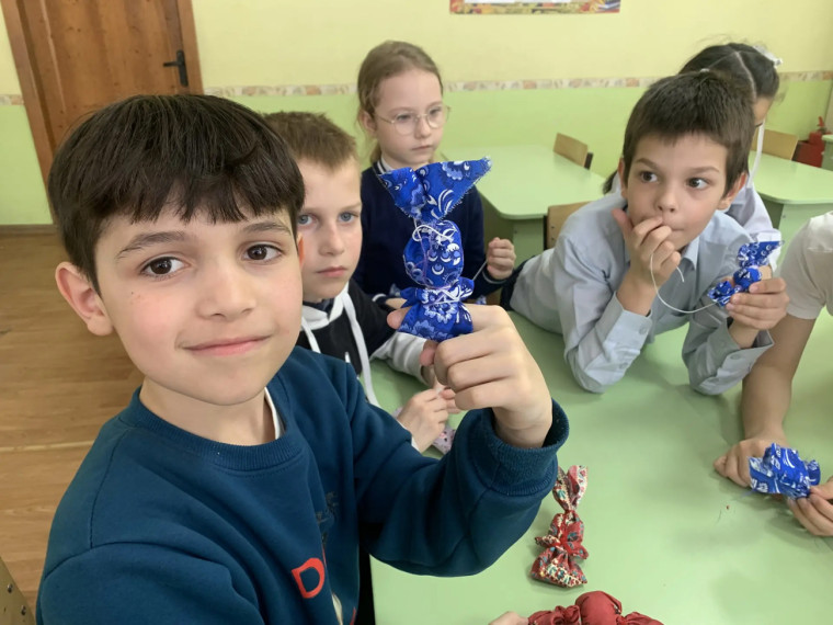 Занятие по изготовлению славянской народной куклы.